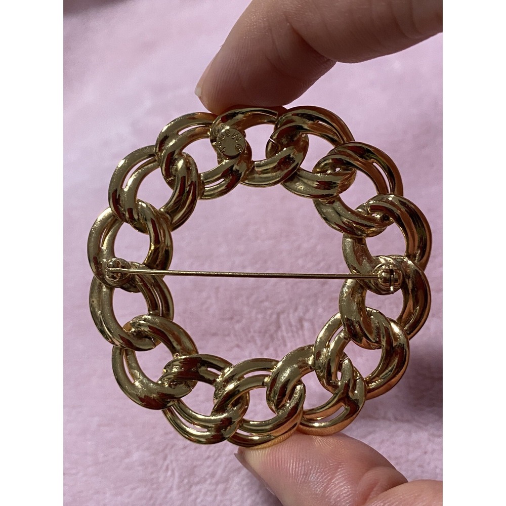Vintage 1980's Gold Tone Double Chain Wealth Circle Brooch Signed Monet 2.25in.